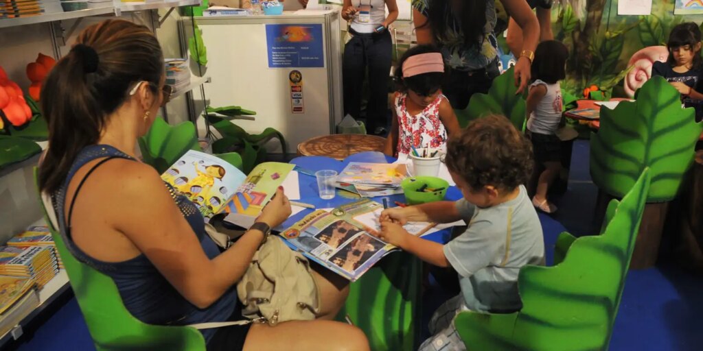 projeto-la vem historia-atende-13-mil-alunos-de-escolas-publicas-no-rj