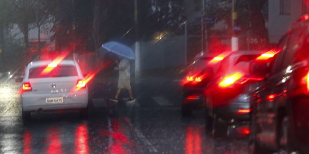 sao-paulo-tem-alerta-de-tempestade;-defesa-civil-faz-gabinete-de-crise