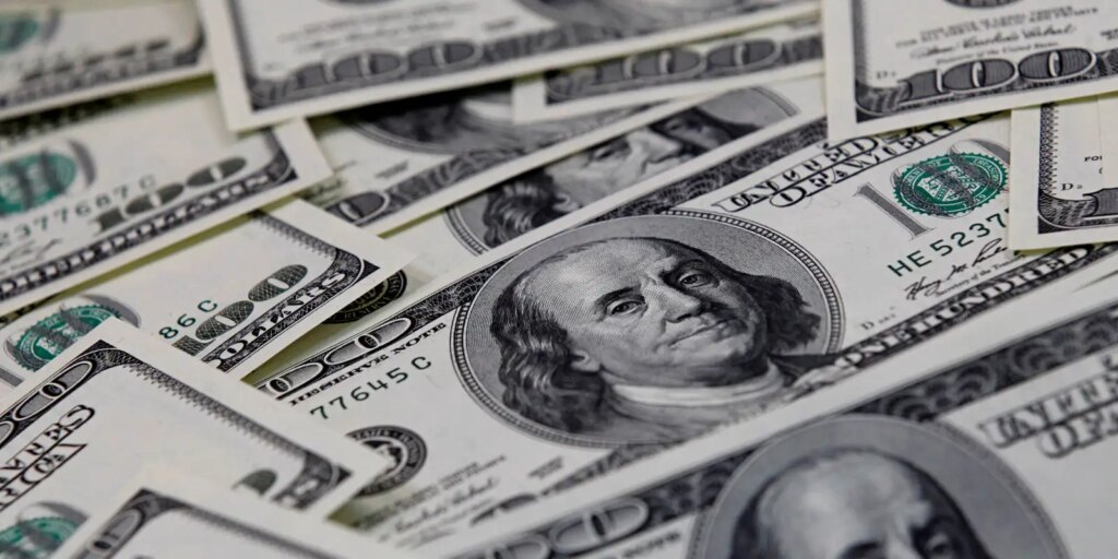 dolar-sobe-para-r$-5,66-com-medidas-sobre-iof