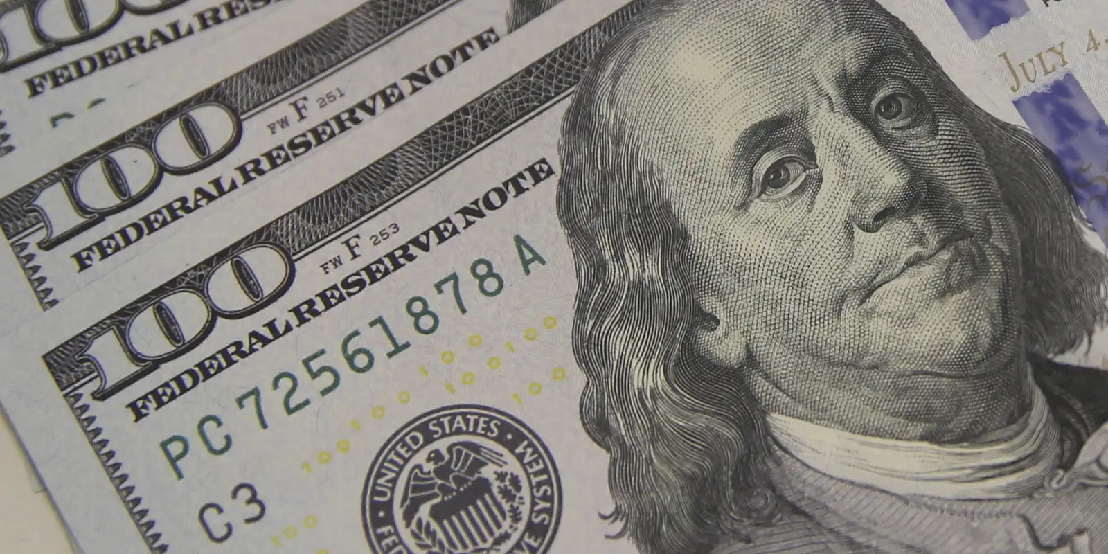 dolar-cai-para-r$-5,56-a-espera-de-pacote-fiscal