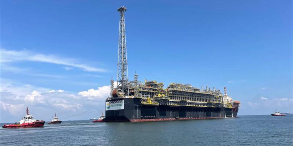 plataforma-da-petrobras-que-reforcara-o-pre-sal-deixa-singapura