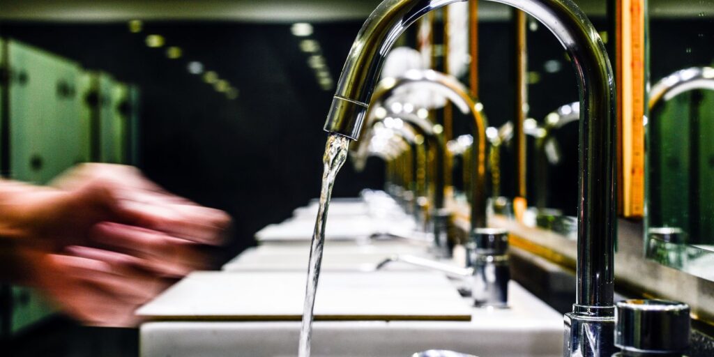 desperdicio:-97%-da-agua-que-poderia-ser-reutilizada-e-jogada-fora