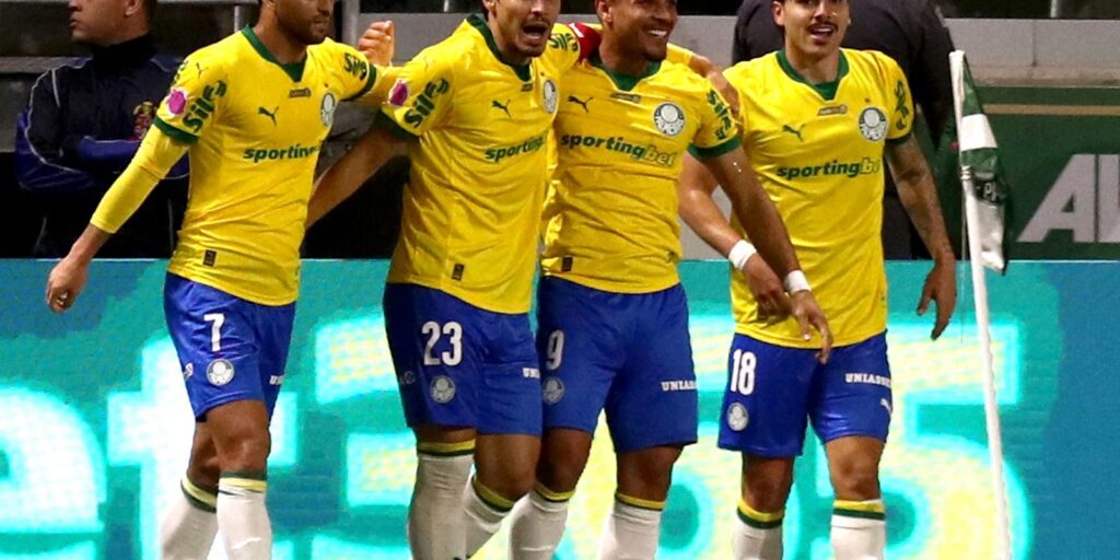 brasileiro:-palmeiras-goleia-bragantino-e-permanece-com-folga-na-ponta