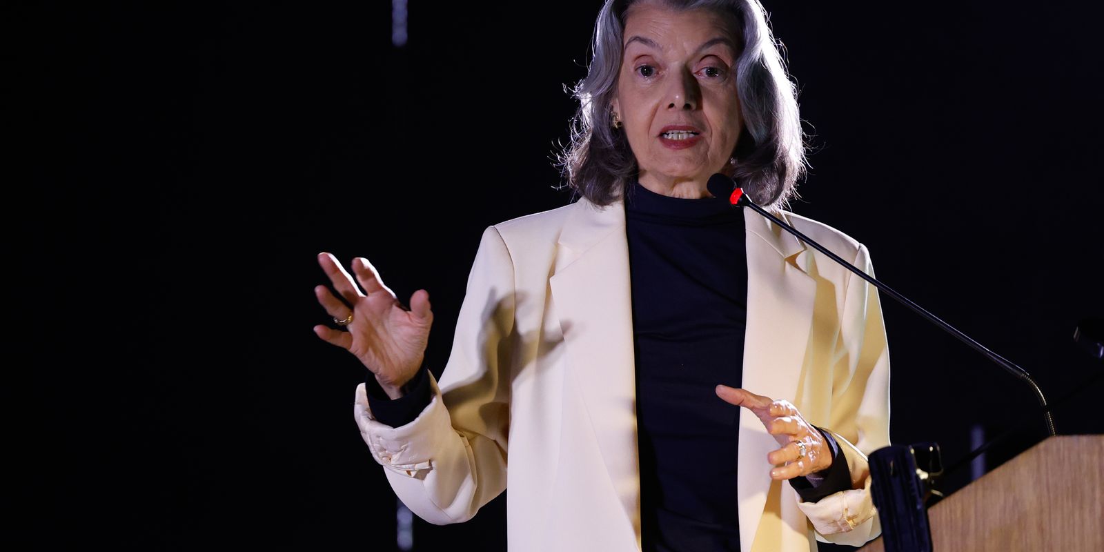 carmen-lucia:-“ditadura-e-como-erva-daninha-que-precisa-ser-cortada”