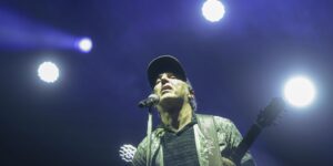 prestes-a-completar-60-anos,-zeca-baleiro-lanca-coletanea-de-musicas