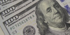 dolar-sobe-a-r$-5,06,-e-bolsa-cai-com-tensao-global-e-ruido-politico