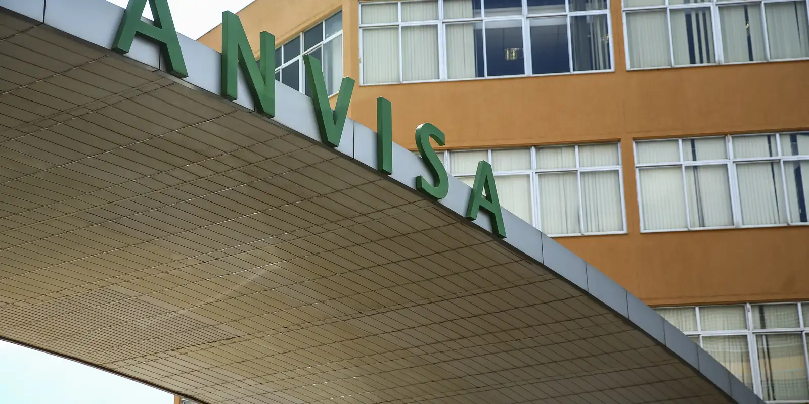 anvisa-determina-recolhimento-de-lote-da-agua-mineral-cristal-sem-gas