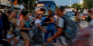 estudo-revela-como-medo-da-violencia-limita-rotina-de-mulheres-no-rj