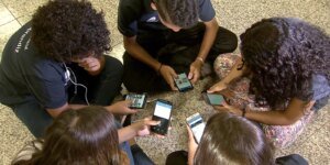 pesquisa-mostra-que-82%-sao-contra-criancas-de-ate-3-anos-com-celular