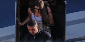 flavio-bolsonaro-desembarca-nos-eua-com-a-familia-apos-fugir-do-brasil