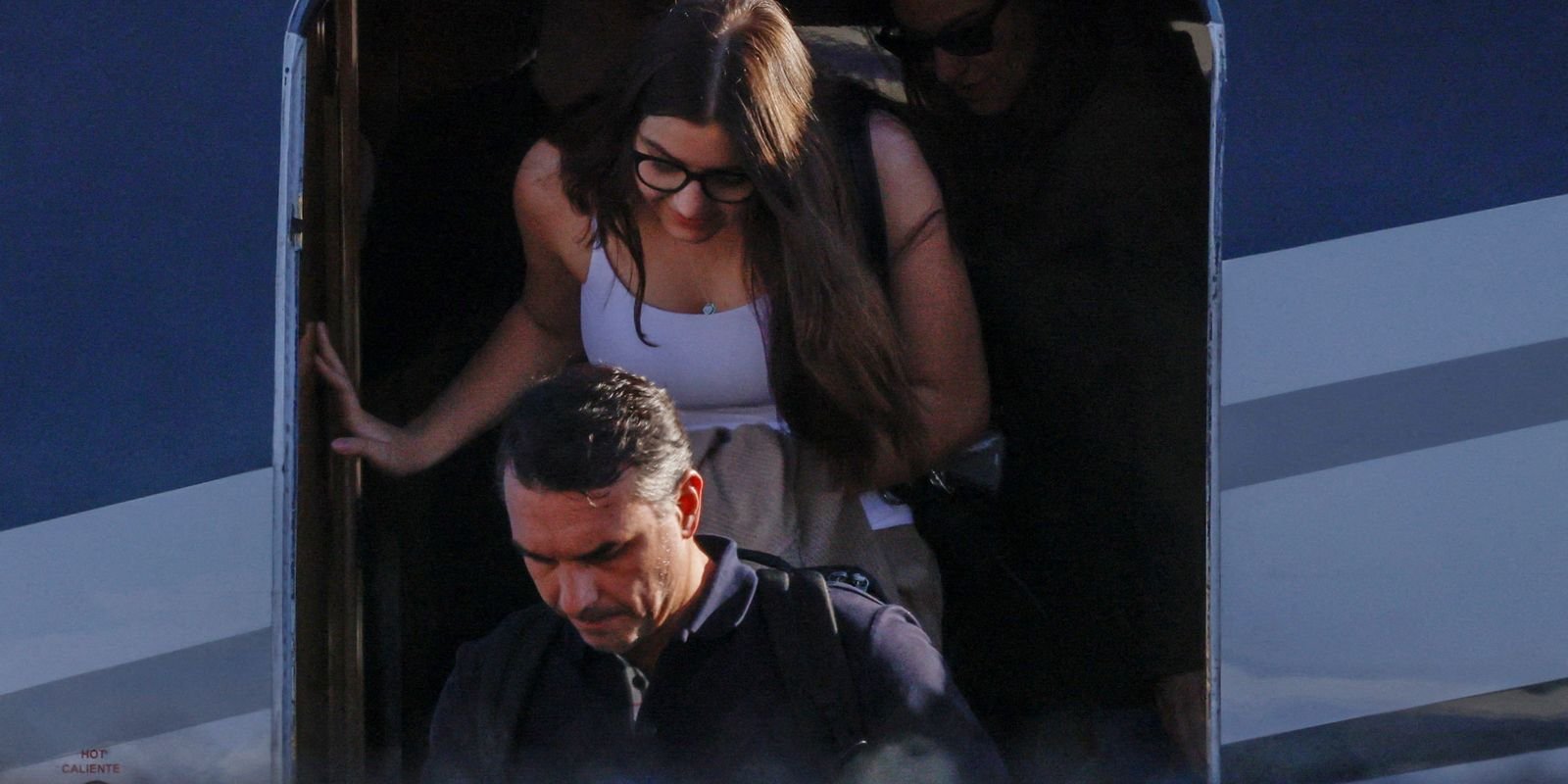 flavio-bolsonaro-desembarca-nos-eua-com-a-familia-apos-fugir-do-brasil