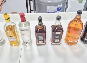 bar-em-sao-vicente-e-fechado-apos-morte-de-mulher-que-consumiu-whisky