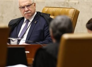 ex-ministros-e-sociedade-civil-divulgam-carta-em-apoio-a-fachin 