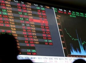 dolar-cai-a-r$-5,-e-bolsa-sobe-quase-8%-apos-primeiro-turno