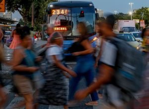 estudo-revela-como-medo-da-violencia-limita-rotina-de-mulheres-no-rj