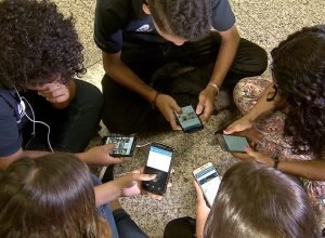 pesquisa-mostra-que-82%-sao-contra-criancas-de-ate-3-anos-com-celular