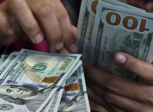 dolar-fecha-abaixo-de-r$-5-e-recua-1,58%-na-semana