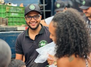 cacule:-vanderlan,-atraves-da-barba-monster,-doa-mais-de-200-cestas-basicas-de-alimentos