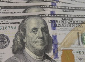 dolar-cai-pela-sexta-vez-seguida-e-fecha-em-r$-5,68