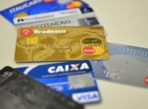 juros-do-cartao-de-credito-rotativo-avancam-e-chegam-a-445%-ao-ano