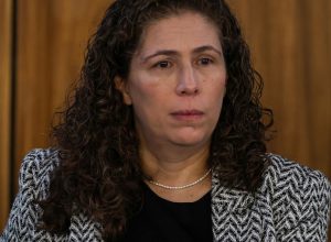 ministra-afirma-que-“cortar-na-carne”-e-tirar-de-servicos-a-populacao
