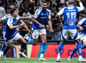 copa-do-brasil:-cruzeiro-vence-atletico-por-2-a-0-e-fica-perto-da-semi