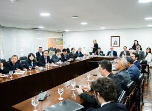 Foto Reprodução/ Reunião com delegação chinesa discutindo a FIOL,